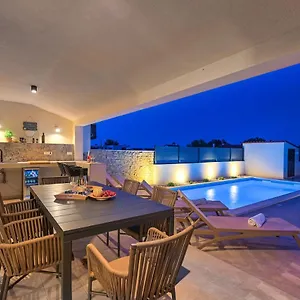 Apartment Zala With Private Pool, Ližnjan